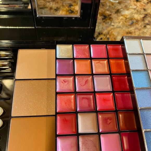 New Max Mell Makeup Kit/Palette /Eyeshadow/Gloss - Picture 4 of 5